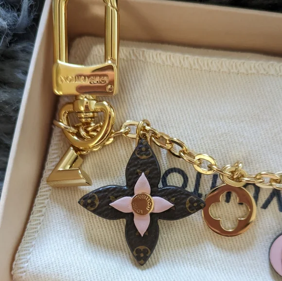 Louis Vuitton Flower Bag Charm. - Picture 11 of 13